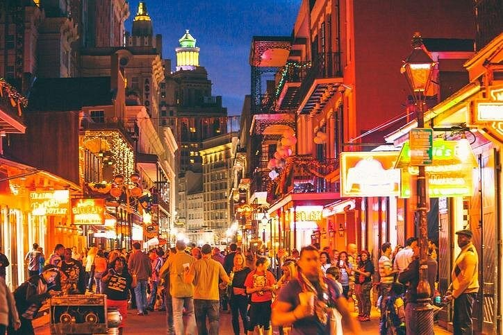 Haunted pub crawl New Orleans along the lively French Quarter at night, where historic streets, glowing bars and haunted legends come to life.